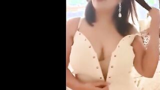 الفرسه الجميله قاعده قصاد كامير الفديو بتكلم حبيبها وبتبوسه اوي   سكس مصري وهي بتقلع هدومها براحه وتفرجه علي صدرها