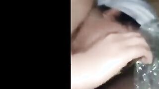 المتناكه نايمه عالسرير من غير هدوم والراجل الخول ماسك زوبره وواقف جنبها بيلعب في   سكس مصري زوبره لغايه منزل لبنه علي وشها غرقهولها