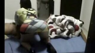 البنت نايمه علي حبيبها من فوق وبتحك زوبره في كسها وتلعب فيه وهو زوبره بيوقف ويحم  سكس مصري بط منها وبيدخل لوده في خرم كسها وبتتناك