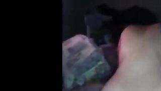 البنت الشرموطه مفلقسه طيزها وشغال الخول فيها نيك ورزع في كسها وهو ورا  سكس مصري ها بيبعبص في طيزها بصباعه وبيخليها تشمه