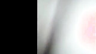 البنت الشرموطه مفلقسه طيزها وشغال الخول فيها نيك ورزع في كسها وهو ورا  سكس مصري ها بيبعبص في طيزها بصباعه وبيخليها تشمه