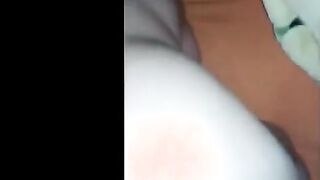 البنت الشرموطه مفلقسه طيزها وشغال الخول فيها نيك ورزع في كسها وهو ورا  سكس مصري ها بيبعبص في طيزها بصباعه وبيخليها تشمه