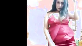البنت لابسه البيجامه الحمرا ومشغله الاغاني بترقص لعشيقها وتتهز   سكس مصري ليه اوي وهو معاها عالتلفون بيتفرج عليها