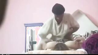 الراجل الديوث منوم بنته عالسرير من غير هدوم ومنزل بنطلونه وبينكها وبعده بيخلص يقوم وهي بتتف  سكس مصري رج علي كسها وهو غرقان باللبن بتاع ابوها