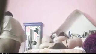 الراجل الديوث منوم بنته عالسرير من غير هدوم ومنزل بنطلونه وبينكها وبعده بيخلص يقوم وهي بتتف  سكس مصري رج علي كسها وهو غرقان باللبن بتاع ابوها