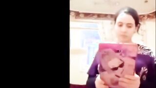 البنت واقفه هاجت علي نفسها وهي وحدها بالشقه بتقلع هدومها واحده واحده وبتلعب   سكس مصري لافي كسها ويديها التانيه بتقفش في صدرها
