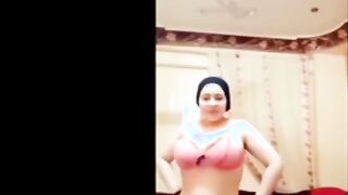 البنت واقفه هاجت علي نفسها وهي وحدها بالشقه بتقلع هدومها واحده واحده وبتلعب   سكس مصري لافي كسها ويديها التانيه بتقفش في صدرها