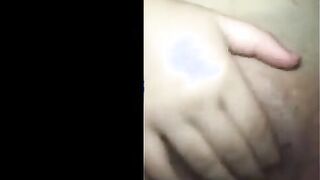 البنت لابسه الطقم الداخلي الاندر والستيانه وبتحسس في جسمها كله وتمشي يديها علي  سكس مصري ه وهي بتلعب في بزازها وتعصر فيهم بيديها