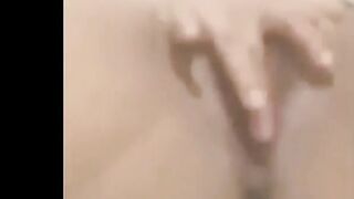 البنت نايمه عالسرير فاتحه رجليها ومدخله صباعين الكبار يديها وتبعبص نفسها او  سكس مصري ي وتدخل وتطلع في صوابعها بتضرب سبعه ونص