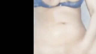 البنت واقفه علي رجل واحده وقالعه الاندر بتاعها وبتلعب في كسها بيديها اوي اوي وتبعب  سكس مصري ص فيه وبعد متسخن اوي بتنزل اللبن بتاعها
