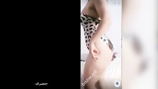 البنت قالعه بالقميص ومقسم جسمها عالاخر وهو ملبن ومشغله الاغاني بترقص وتتهز عليها   سكس مصري وهو واقف معاها بيلعب في زوبره علي جسمها