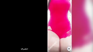 البنت قالعه بالقميص ومقسم جسمها عالاخر وهو ملبن ومشغله الاغاني بترقص وتتهز عليها   سكس مصري وهو واقف معاها بيلعب في زوبره علي جسمها
