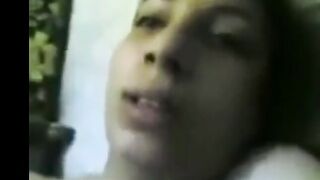 البنت نايمه عالسرير بتتناك من زوبر حبيبها الكبير وماسكه في بزاز  سكس مصري ها بتقفش فيهم بيديها اوي وهي بتتناك منه
