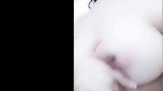 البنت قالعه وماسكه صدرها بتلعب فيه وبتلعب في كسها وهي قاعده لبنها بينزل من كسها وبتمسحه بالفوطه   سكس مصري ال جنبها وبتكمل بعبصه ولعب في خرم طيزها
