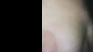 البنت قالعه وماسكه صدرها بتلعب فيه وبتلعب في كسها وهي قاعده لبنها بينزل من كسها وبتمسحه بالفوطه   سكس مصري ال جنبها وبتكمل بعبصه ولعب في خرم طيزها