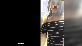 البنت مطلعه صدرها لبره وضماهم اوي علي بعض وجايبه الخياره بتحشر  سكس مصري ها وسطهم كانها زوبر وبتدعك الخياره فيهم