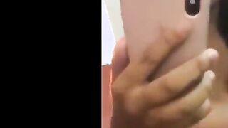 البنت مطلعه صدرها لبره وضماهم اوي علي بعض وجايبه الخياره بتحشر  سكس مصري ها وسطهم كانها زوبر وبتدعك الخياره فيهم