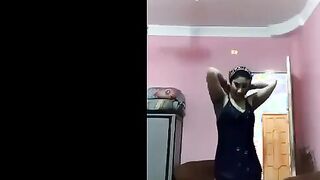 البنت لابسه القميص الاسود وبترقص بيه في الاوضه وتهز وتترعش في بزازها زطيا  سكس مصري زها وكل جسمها وبتلم في شعرها تجيبه لورا