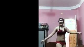 البنت لابسه القميص الاسود وبترقص بيه في الاوضه وتهز وتترعش في بزازها زطيا  سكس مصري زها وكل جسمها وبتلم في شعرها تجيبه لورا