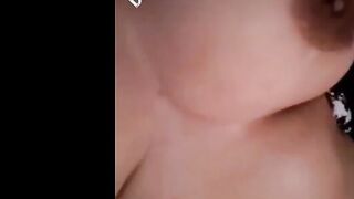 البنت نايمه بتلعب في بزازها الكبار وتعصرهم وبتنزظل يديها لتحت   سكس مصري تدعك فيه وتهيج وتنزل السبعه ونص بتعوتها