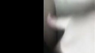 المتناكه واقفه عريانه بتلعب في كسها وهي واقفه وتنزل لبنها علي يد  سكس مصري يها وتدعكهم وبتمشيهم علي بزازها الكبارؤ