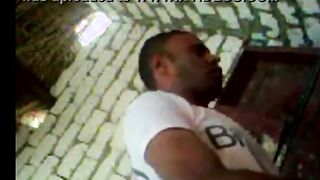 البنت قاعده عالارضتحت حبيبها بترضع له زوبره وتمصهوله وماسكه في بيضان  سكس مصري ه بيديها بتلعب وتقفش فيهم اوي وهو متمتع