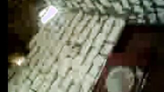 البنت قاعده عالارضتحت حبيبها بترضع له زوبره وتمصهوله وماسكه في بيضان  سكس مصري ه بيديها بتلعب وتقفش فيهم اوي وهو متمتع