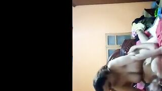 البنت نايمه علي حبيبها من فوق وفارده ضهرها علي جسمه مدخل زوبره وبينيك في كسها و  سكس مصري بيبوس في شفايفها اوي وهو جسمه لازق فيها
