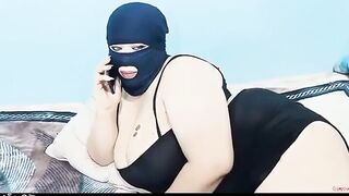 المتناكه بتكلم حبيبها في التلفون وبتقوله انا مستنياك بالقميص الاسود ال بتحبه و  سكس مصري قالعاله الاندر بتاعها علشانت يجي يركبها