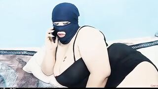 المتناكه بتكلم حبيبها في التلفون وبتقوله انا مستنياك بالقميص الاسود ال بتحبه و  سكس مصري قالعاله الاندر بتاعها علشانت يجي يركبها