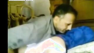 الراجل قالع البنطول ونايم عالسرير والشرموطه فوق زوبره مدخلاه في ك  سكس مصري سها بتطلع وتنزل عليهوهو ماسكها من وسطها