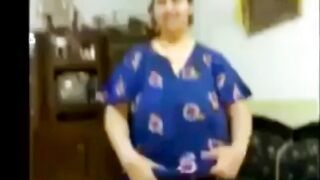 الفلاحه الممحونه بتقلع الجلابيه بتاعتها وتمسك زوبر جوزها الفلاح الك  سكس مصري بير وبتف عليه وتلحس التفه بلسانها وتمصه