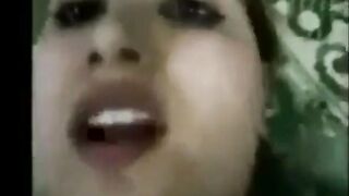 الفلاحه الممحونه بتقلع الجلابيه بتاعتها وتمسك زوبر جوزها الفلاح الك  سكس مصري بير وبتف عليه وتلحس التفه بلسانها وتمصه