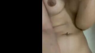 الشرموطه قالعه هدومه وبتضرب بيديها علي صدرها الصغير وبتشد حل  سكس مصري مه بزها الحمراء لبره وهي بتسخن في نفسها