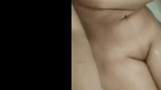 الشرموطه قالعه هدومه وبتضرب بيديها علي صدرها الصغير وبتشد حل  سكس مصري مه بزها الحمراء لبره وهي بتسخن في نفسها