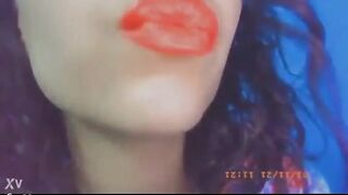 الشرموطه الهيجانه حاطه روج احمر كتير في شفايفها وبلتطلع لسانها لبره بتلعب وترقص فيه وبيجي حبيبها بيشوفها بيسخن وبيبو  سكس مصري سها بوس مشبك وبيلحس كل الروج ال هي حطاه