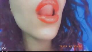 الشرموطه الهيجانه حاطه روج احمر كتير في شفايفها وبلتطلع لسانها لبره بتلعب وترقص فيه وبيجي حبيبها بيشوفها بيسخن وبيبو  سكس مصري سها بوس مشبك وبيلحس كل الروج ال هي حطاه