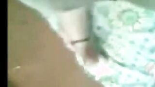 الراجل مدخل زوبره الكبير في بوق المتناكه ال معاهاوهي تحت رجله وزوبره بيخوش وبيط  سكس مصري لع في بوقها وبينتر لبنه في بوقها تشربهم