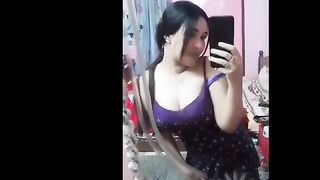 الموزه قاعده عالسرير وعامله ضفيره لشعرها وبتلعب في جسمها بيديها وبزازها الحلوه ط  سكس مصري العه لبره وهي تشوفها زوبرك بيوقف علاطول