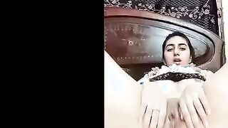 البنت الفاجره نايمه عالسرير فاشخه رجليها وتلعب في كسها اوي وتصرخ ااه بيوج  سكس مصري عني بكل موحن وسهوكه بتسخن علي نفسها اوي