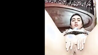 البنت الفاجره نايمه عالسرير فاشخه رجليها وتلعب في كسها اوي وتصرخ ااه بيوج  سكس مصري عني بكل موحن وسهوكه بتسخن علي نفسها اوي
