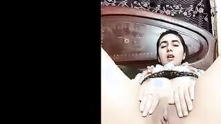 البنت الفاجره نايمه عالسرير فاشخه رجليها وتلعب في كسها اوي وتصرخ ااه بيوج  سكس مصري عني بكل موحن وسهوكه بتسخن علي نفسها اوي