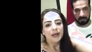 الراجل الخول مطلع زوبره من البنطلون وماسكه في ايده وبيقول للشرموطه ال واقفه جنبه ا  سكس مصري مسكيه العبي فيه وبتمسكه بيحمبط في بوقها