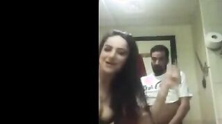 الراجل الخول مطلع زوبره من البنطلون وماسكه في ايده وبيقول للشرموطه ال واقفه جنبه ا  سكس مصري مسكيه العبي فيه وبتمسكه بيحمبط في بوقها