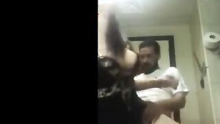 الراجل الخول مطلع زوبره من البنطلون وماسكه في ايده وبيقول للشرموطه ال واقفه جنبه ا  سكس مصري مسكيه العبي فيه وبتمسكه بيحمبط في بوقها