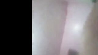 الراجل الديوث بيضرب في اخته في الاوضه وبيجبرها تقلع غصب وبتقلع هدومها  سكس مصري  ليه وبيزوقها عالسرير عافيه وينام معاها