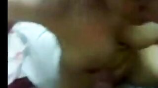 اللبوه مطلعه لسانها وماسكه في زوبر الخول ال معاها وبتلحس فيه اوي وتلعب   سكس مصري في بيضانه الكبيره وهي جنبه نايمه عريانه
