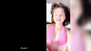 البنت بتلعب في كسها وهي فارده رجليها وبلبسها وتبعبص فيه اوي اتهرا من اللعب فيه  سكس مصري  وبتنزل لبنها علي يديها وتدعكهم في كسها