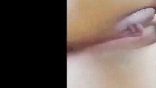 البنت المتناكه بتصور في كسها وتفرجنا عليه وهو مفتوجح اوي ومفشوخ   سكس مصري من كتر النيك فيه وبتلعب فيه بصباعها اوي