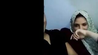 البنت الفاجره مع صاحبها في الدراسه في بيته قاعده جنبه عالكنبه وبتضحك وتهزر معاه او  سكس مصري ي وشغاله تبوس فيه وتحضنه وهو مكسوف منها